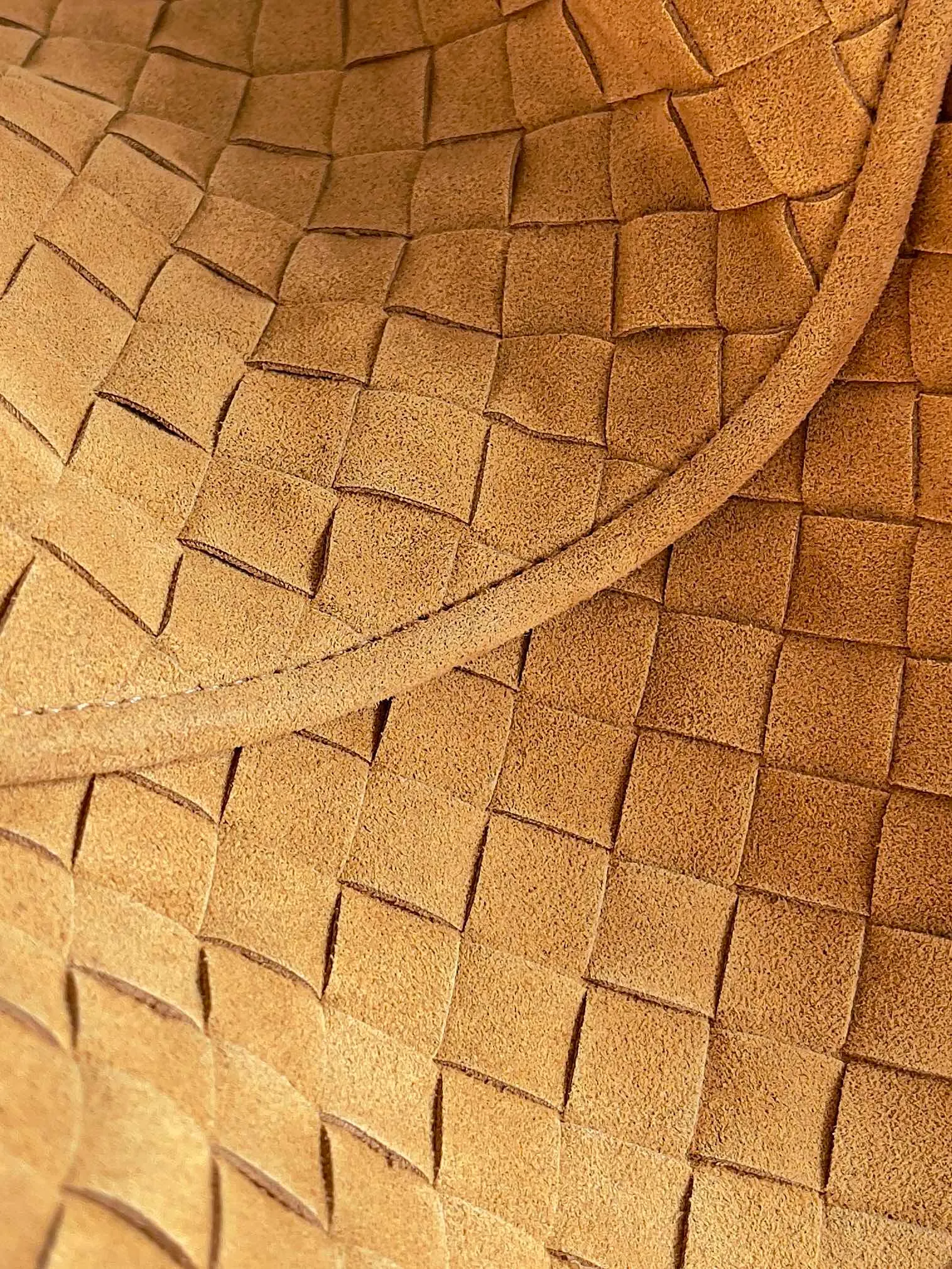 Batch 2160 Recently, I seem to be obsessed with this bag from BV~ The new Hop is really not too beautiful. The whole bag has no seams. The bag body and handles are made of one piece of leather. It embodies the style and essence of Bottega Veneta. It truly represents craftsmanship and creativity. The large size has a very loose and lazy upper body. Big bag lovers will definitely not regret buying it. Style number: 763970 Size: 53*24*13
